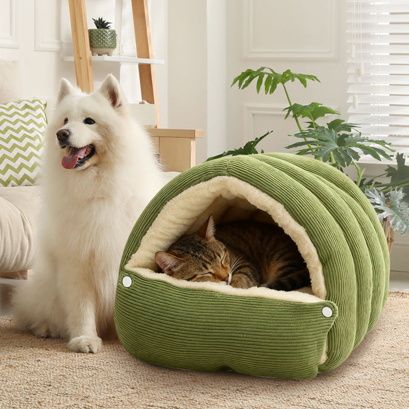Warmte, gezellig comfort, pluchen huisdierenhol