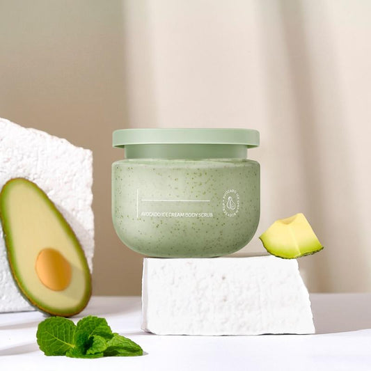 💥 Weg met de ruwheid 💦 Behoud de hydratatie Deze scrub... als hij op is, kan ik het niet laten om er nog even overheen te strijken 🫠✨