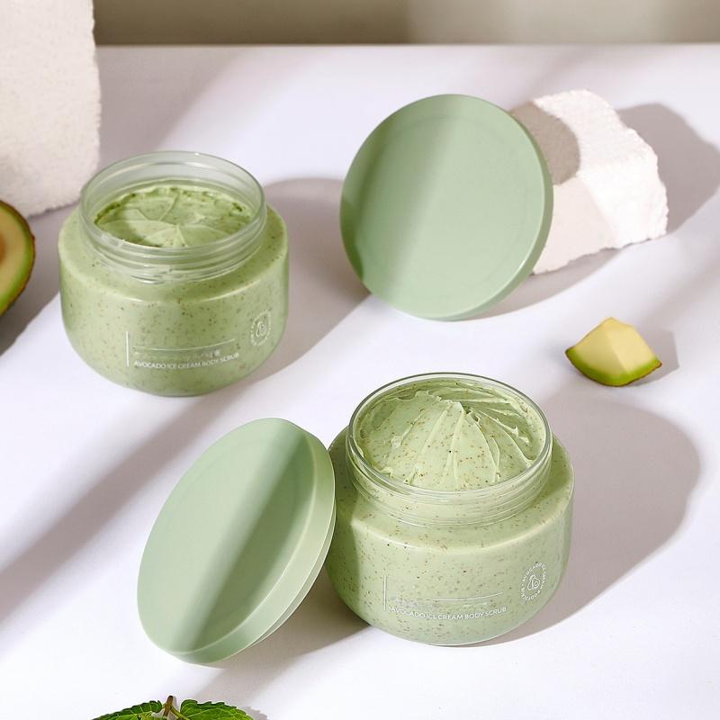 💥 Weg met de ruwheid 💦 Behoud de hydratatie Deze scrub... als hij op is, kan ik het niet laten om er nog even overheen te strijken 🫠✨