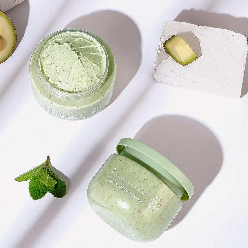 💥 Weg met de ruwheid 💦 Behoud de hydratatie Deze scrub... als hij op is, kan ik het niet laten om er nog even overheen te strijken 🫠✨