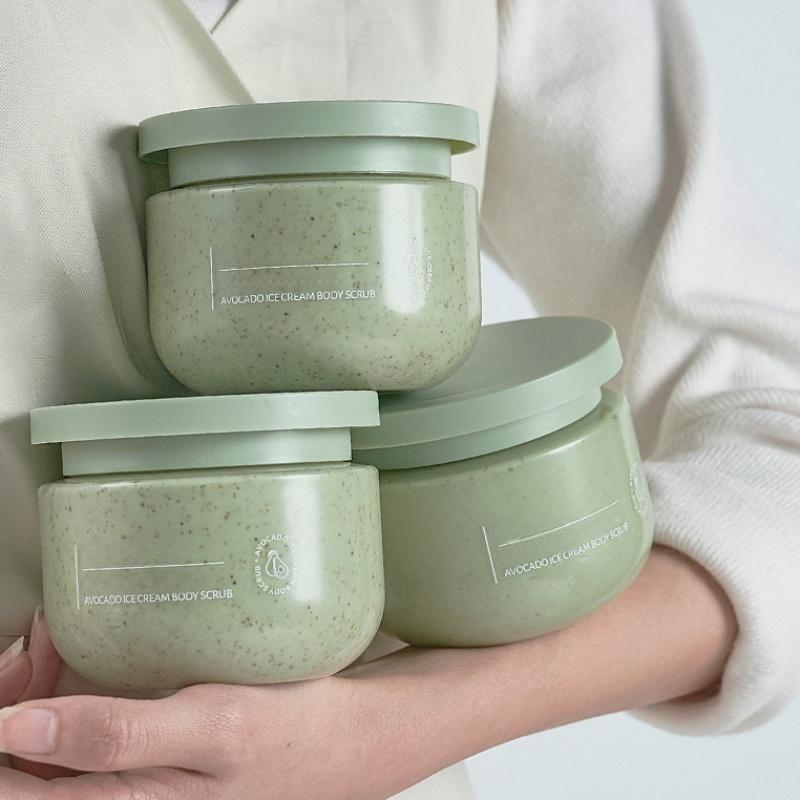 💥 Weg met de ruwheid 💦 Behoud de hydratatie Deze scrub... als hij op is, kan ik het niet laten om er nog even overheen te strijken 🫠✨