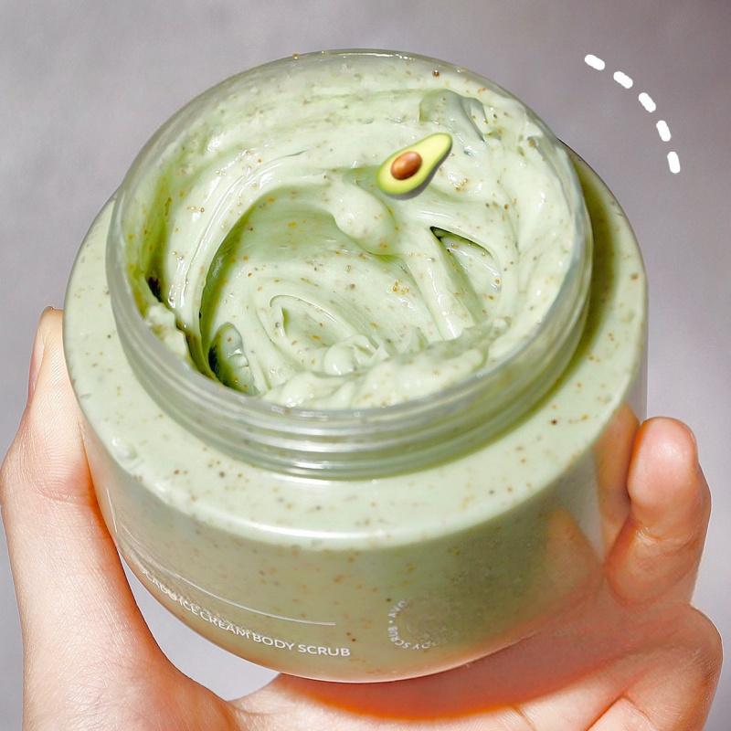 💥 Weg met de ruwheid 💦 Behoud de hydratatie Deze scrub... als hij op is, kan ik het niet laten om er nog even overheen te strijken 🫠✨
