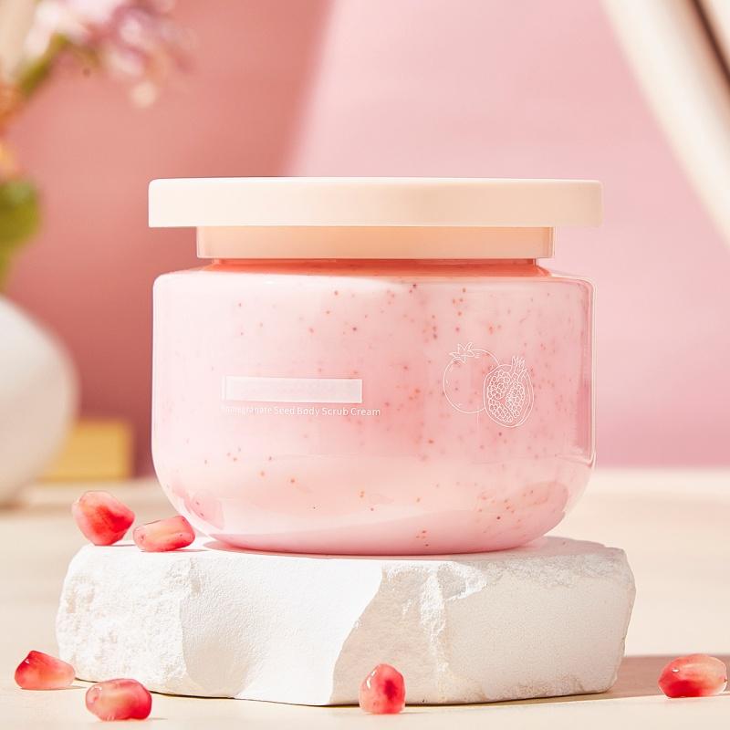 💥 Weg met de ruwheid 💦 Behoud de hydratatie Deze scrub... als hij op is, kan ik het niet laten om er nog even overheen te strijken 🫠✨